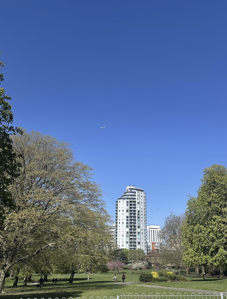 MrZak_09's tweet photo. Good afternoon from London where even the afternoon feels like nature dropped a vibe bomb 😅
Grateful to live in a place that randomly flexes like this😍
#ChillScenes #LondonMood #NatureGotGame
☀️🌿✨📍 https://t.co/9j6GFTJZGk