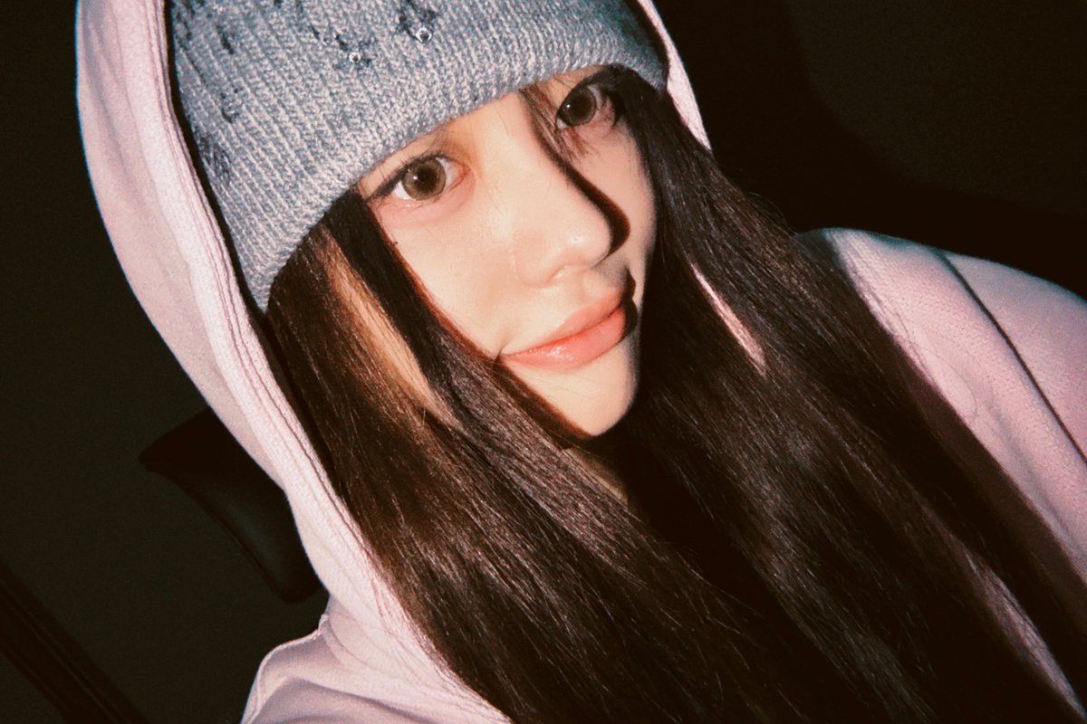 MinjuGlobal's tweet photo. [WEVERSE] 250409

🐰: is it too close ㅎㅎㅎ

#MINJU #민주 #ILLIT #아일릿 https://t.co/X6TMLi6Aem