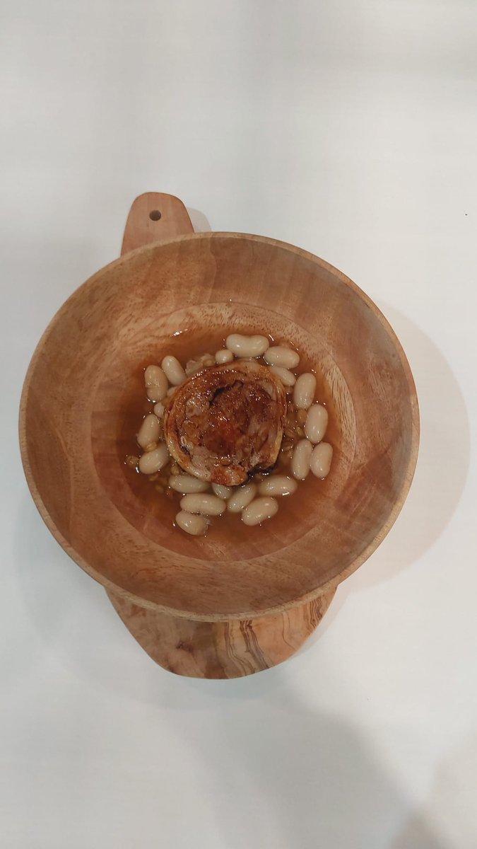 tierradesabor's tweet photo. @IFEMA @GrupoGourmets @PenaChef @sibaritasklub @LecheGaza @ParamoGuzman @iglesiasSA @CRDOLEON @IgpLa21085 💛 Cuarto pase: Alubia riñonera con trigo y roti de lechazo @IgpLa21085 y #dorea
#SG25 #tierradesabor https://t.co/d5VjTPssHq