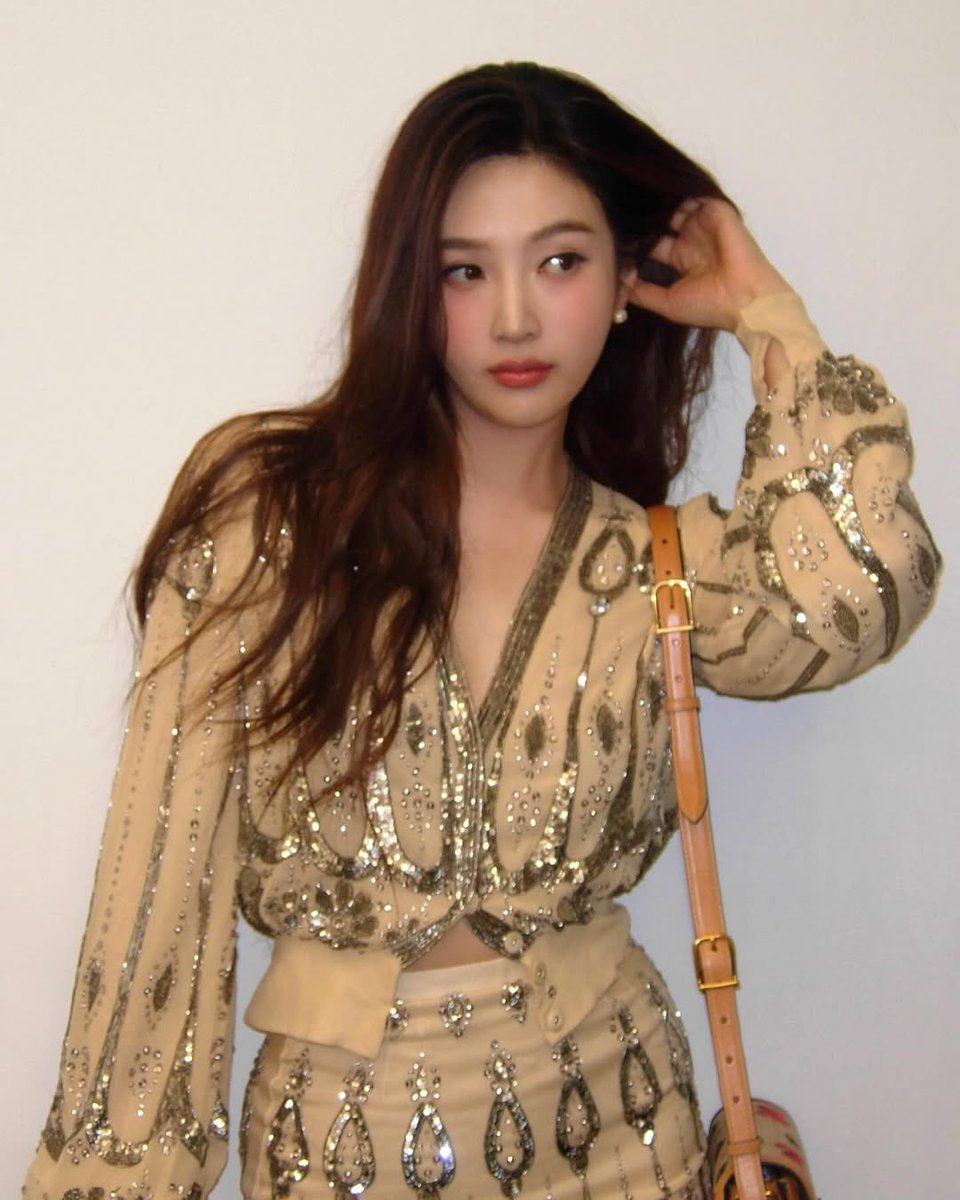 joypics's tweet photo. JOY LOOKS SO PRETTY https://t.co/teG5mFXAzk
