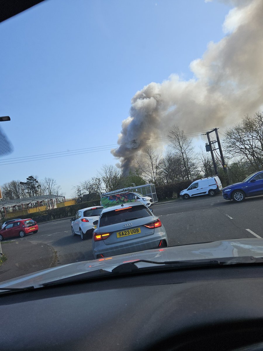 IanGibsonEatRaw's tweet photo. !!! Breaking news !!! 

Kilwinning North ayrshire. 

Battery recycling ♻️ plants burst into flames for the second time. 

Bangs and pops from exploding battery's and toxic smoke can be seen for miles. 

Another disaster was caused by the Green Revolution. 

We need to wake up. https://t.co/0zNhYrYoBk
