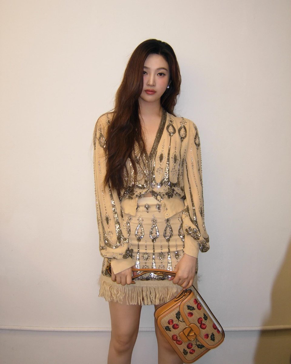 joyisthetics's tweet photo. joy in full @MaisonValentino 🍒👜 https://t.co/d7zQC10Jhc