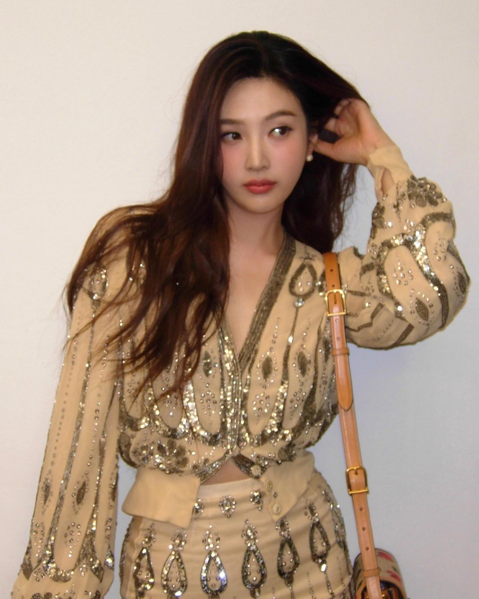 joyisthetics's tweet photo. joy in full @MaisonValentino 🍒👜 https://t.co/d7zQC10Jhc