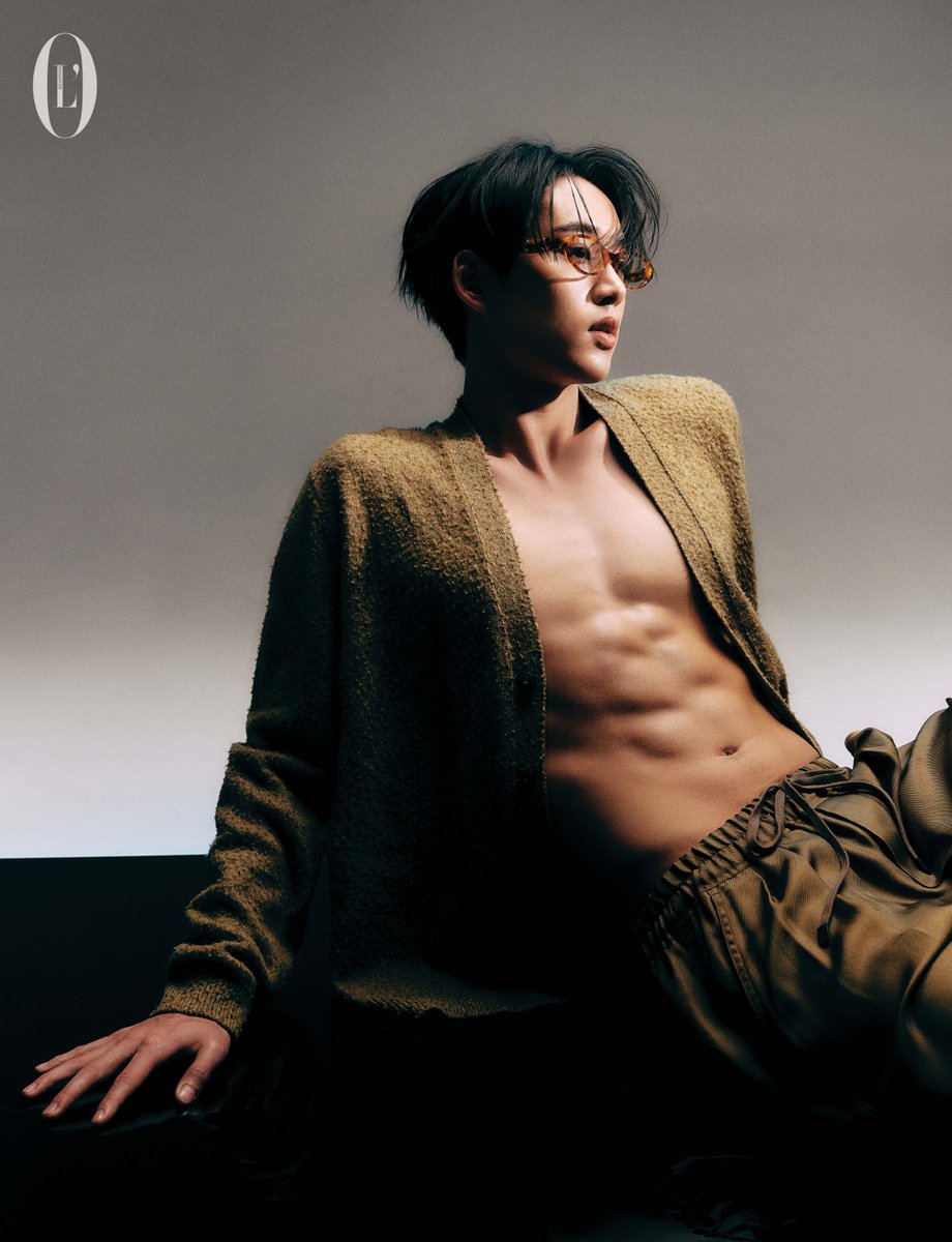 Lofficiel_SG's tweet photo. He’s got the face of a leading man and build of a former national swimmer, so we’re sure suitors are abound. But @EstRvp is in no hurry to dive into a relationship: “Being single feels great! I have no problems with it.” 🥰

Full story: https://t.co/cSZxHKGRAt

#EstSupha #est_rvp https://t.co/CQ8VXNVeNV