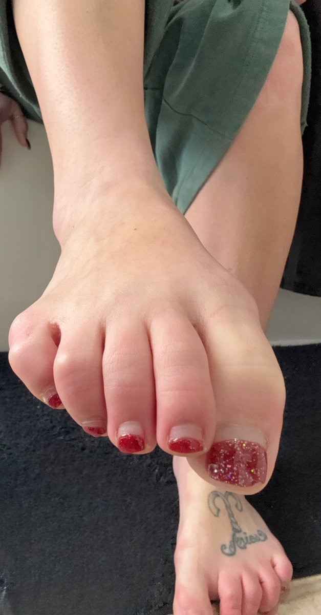Handme_down2's tweet photo. What color should I get tonight at my desperately needed pedi 🦶💅🏻 
#feetfinder #footfetısh #redtoes #preshower #toes #FEETURED #handmedown https://t.co/xlBN3fJgXP