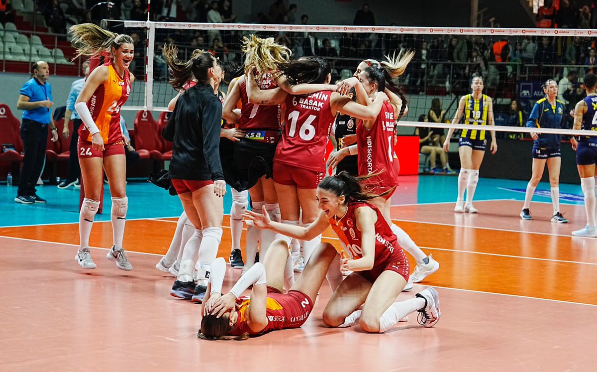 GSVoleybol1905's tweet photo. ŞEN OLA CİMBOM ŞEN OLA! 💛❤️ https://t.co/WVbkeNTjr8