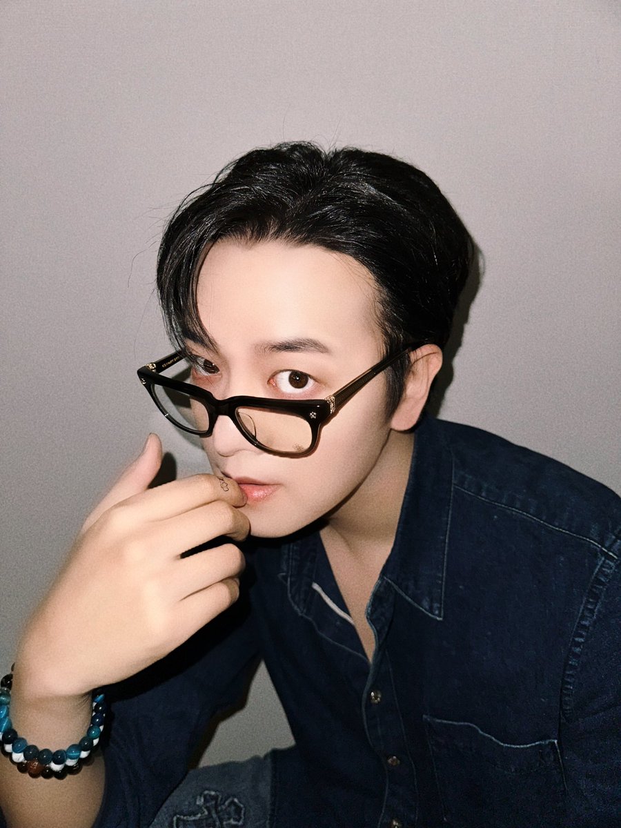 Hachi9111's tweet photo. Got new glasses yesterday lol

#RAVNSelcaDay #RoseSelcaDay 
#RAVN #レイブン #ROSES #Comedy https://t.co/qbd5WFXAUR