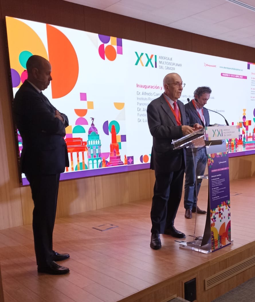 tactics_md's tweet photo. 🟣 Los Dres. @AlfredoCarrato @JavierCortesMD @PazAresLab dan la bienvenida a los profesionales de la #oncología presentes en el #SimposioAMC
Comienzan dos días para compartir aprendizajes y debate sobre el futuro del #TratamientodelCáncer
¡Empezamos! https://t.co/CLiwvYdwbY