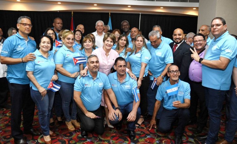 cubadebatecu's tweet photo. 🇨🇺🇭🇳 Este es un “encuentro de solidaridad, amor, amistad y emancipación”, dijo el presidente cubano a un grupo de colaboradores cubanos de salud y educación y a hondureños del movimiento de solidaridad con Cuba.
https://t.co/0K9IhjdfWG https://t.co/nSAFcitM1U