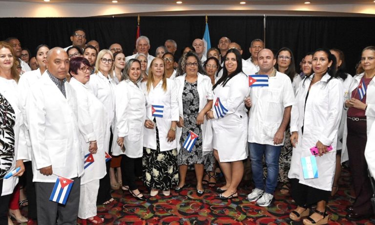 🇨🇺🇭🇳 Este es un “encuentro de solidaridad, amor, amistad y emancipación”, dijo el presidente cubano a un grupo de colaboradores cubanos de salud y educación y a hondureños del movimiento de solidaridad con Cuba.
cubadebate.cu/noticias/2025/…