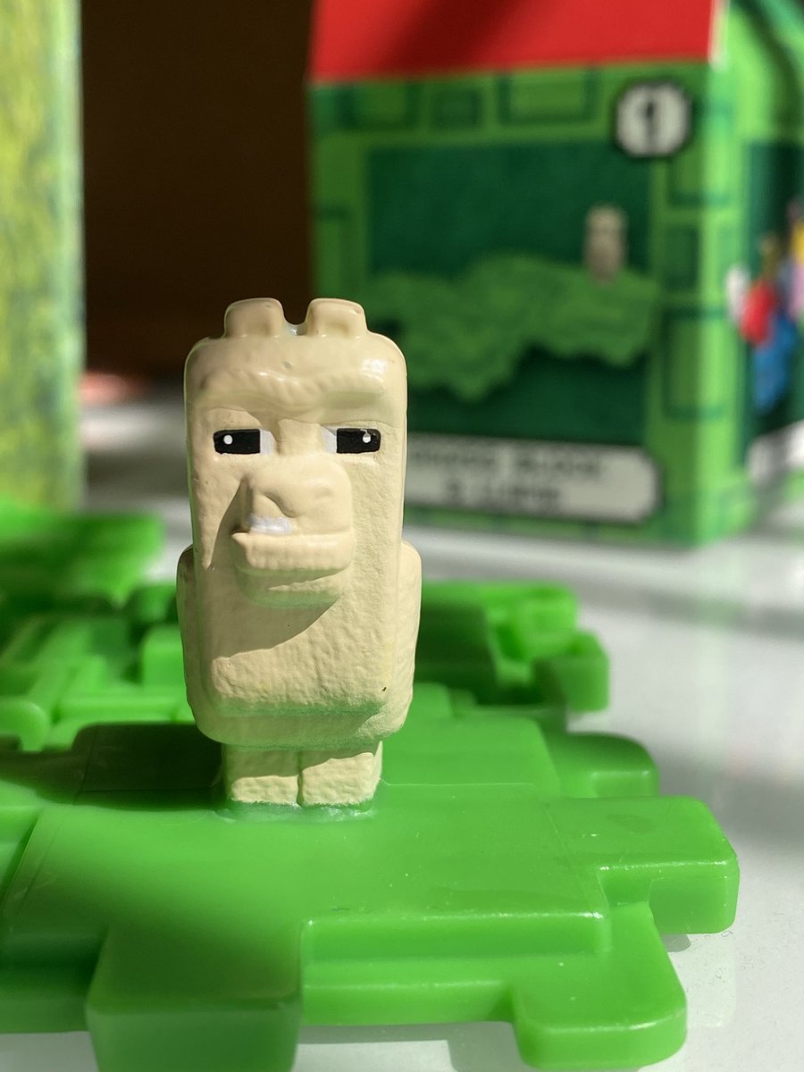 Garusukun's tweet photo. 映画マインクラフトのハッピーセット買ったらめっちゃ機嫌の悪いラマ当たった。 https://t.co/rLyQV3Qg0h