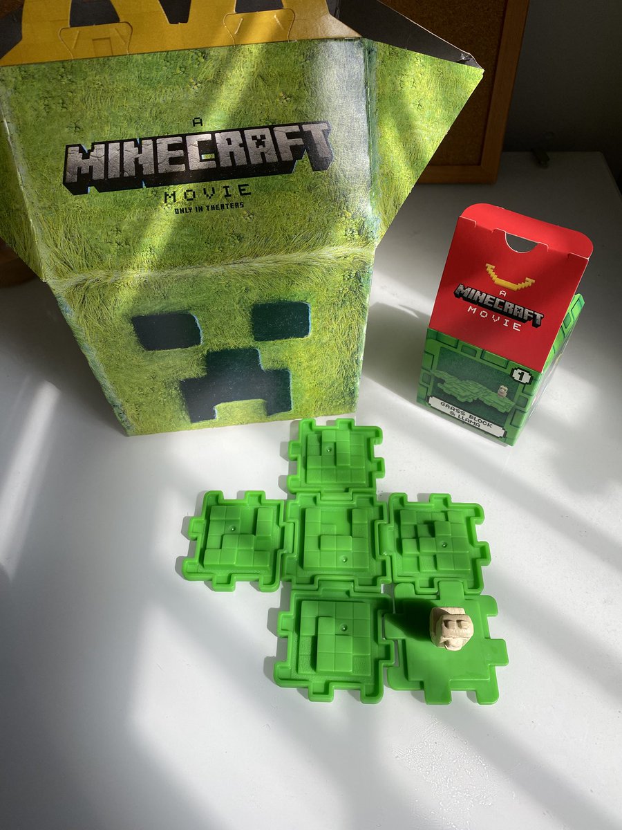 Garusukun's tweet photo. 映画マインクラフトのハッピーセット買ったらめっちゃ機嫌の悪いラマ当たった。 https://t.co/rLyQV3Qg0h