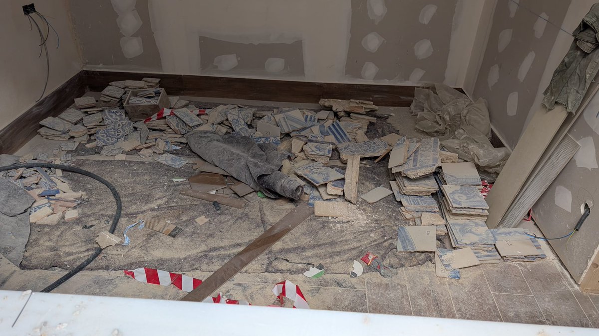 Palomaglez95's tweet photo. Ha destruido la cerámica de la casa de José Gestoso en la calle Gravina.
Todo para hacer apartamentos turísticos.
Sevilla destruida, parquetematizada, con un @Ayto_Sevilla cómplice. 
Las dos segundas fotos son lo que había y han destruido, las dos primeras el resultado. Vergüenza https://t.co/UnYnhwcwPn
