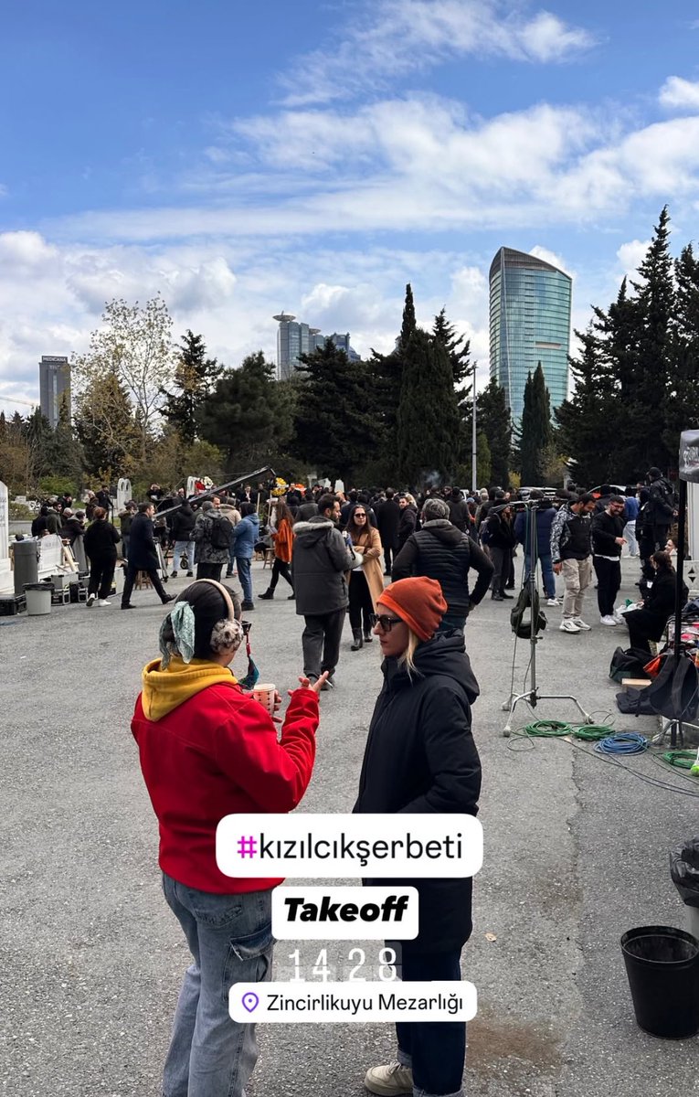#KızılcıkŞerbeti dizisinde mezarlık sahnesi çekimleri var. Yine ve yeniden söylüyorum bu bir şaka olsun ya da kandırmaca olsun her şeye tamamız ama Pembe ayrılmamalı. Sibel Taşçıoğlu gibi muhteşem bir oyuncuyu kaybetmek herkes için büyük kayıp. ✍️
