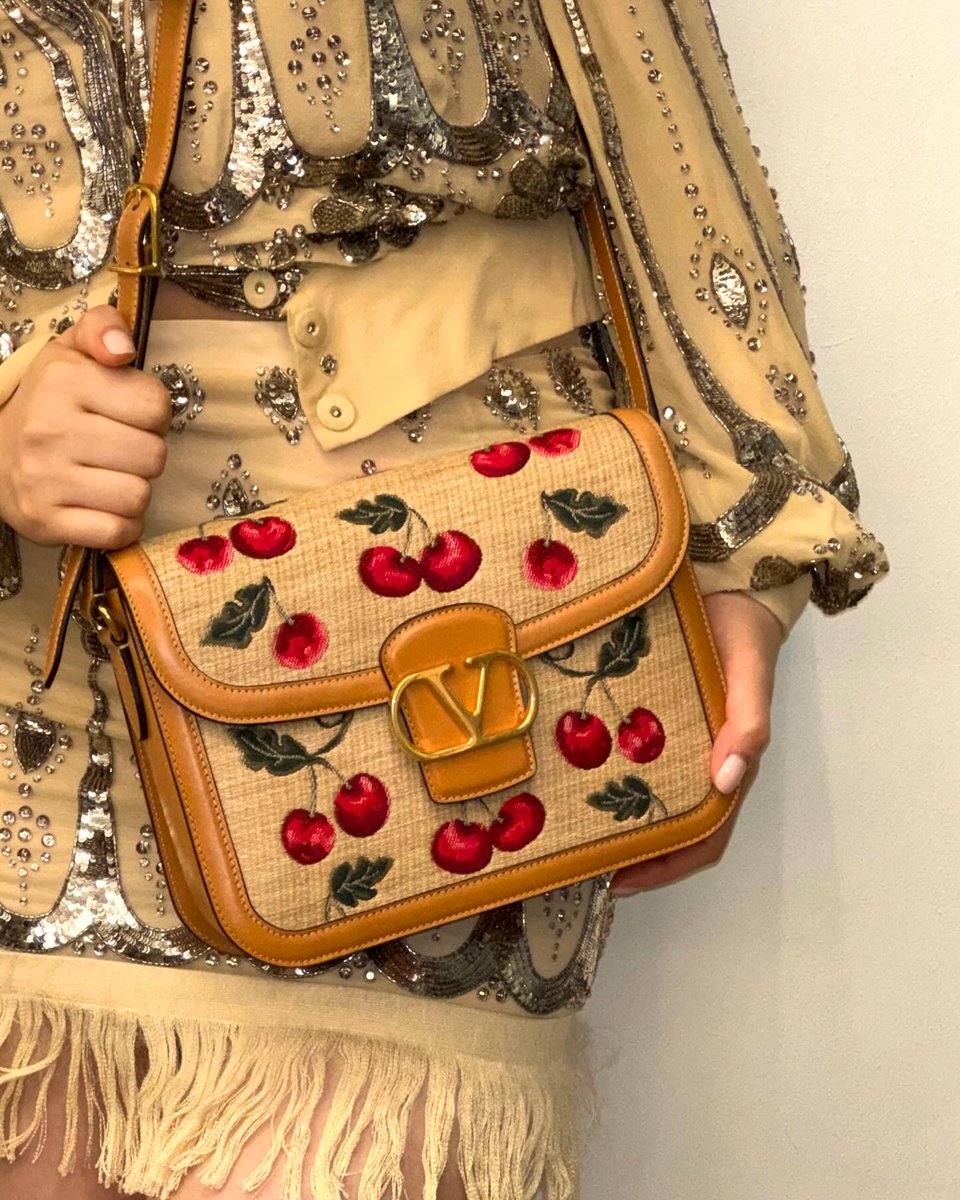 joyisthetics's tweet photo. joy in full @MaisonValentino 🍒👜 https://t.co/d7zQC10Jhc