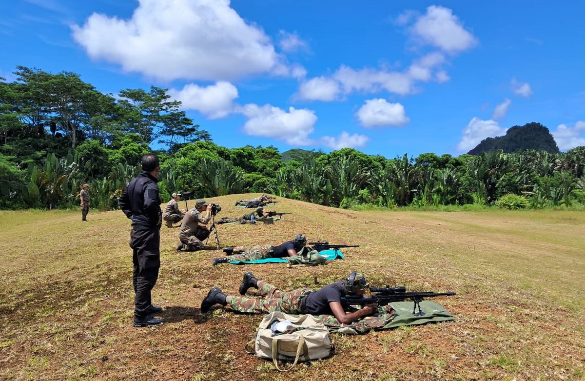 2eRpima's tweet photo. En mars 2025, le 2e RPIMa a conduit deux actions de partenariat militaire opérationnel (PMO) au profit de la Mauritius police force (MPF) et de la special mobile force (SMF). Elles ont permis de perfectionner l’interopérabilité des FAZSOI avec ce partenaire historique. https://t.co/tpsKNk90MH
