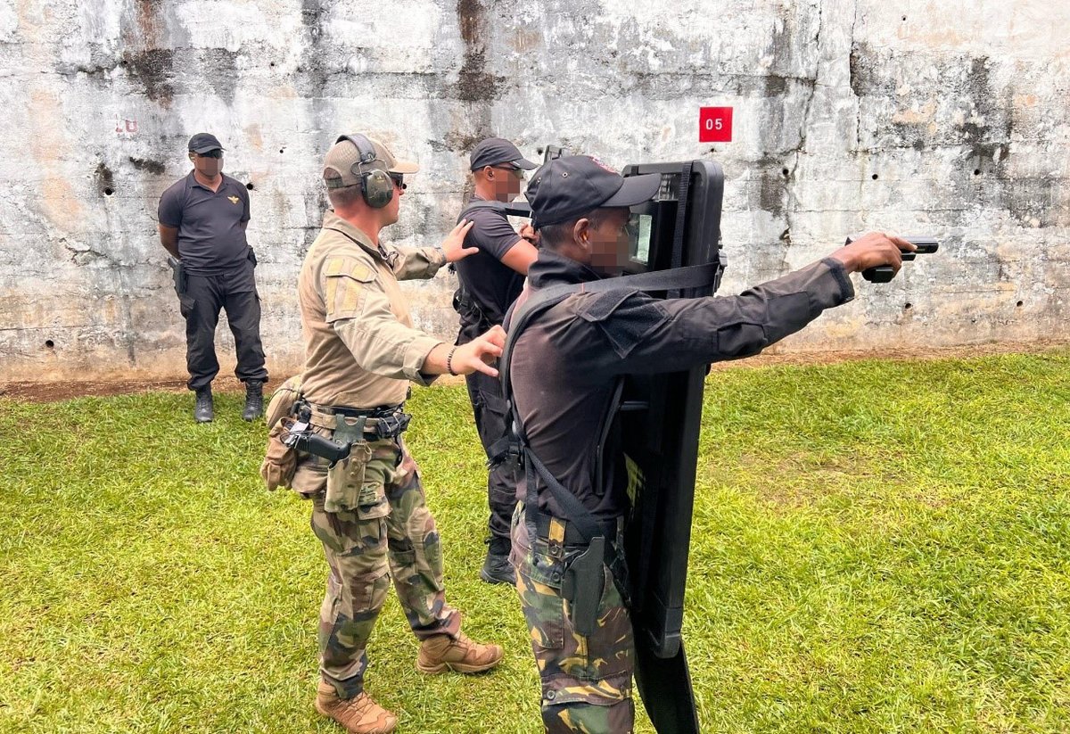 2eRpima's tweet photo. En mars 2025, le 2e RPIMa a conduit deux actions de partenariat militaire opérationnel (PMO) au profit de la Mauritius police force (MPF) et de la special mobile force (SMF). Elles ont permis de perfectionner l’interopérabilité des FAZSOI avec ce partenaire historique. https://t.co/tpsKNk90MH