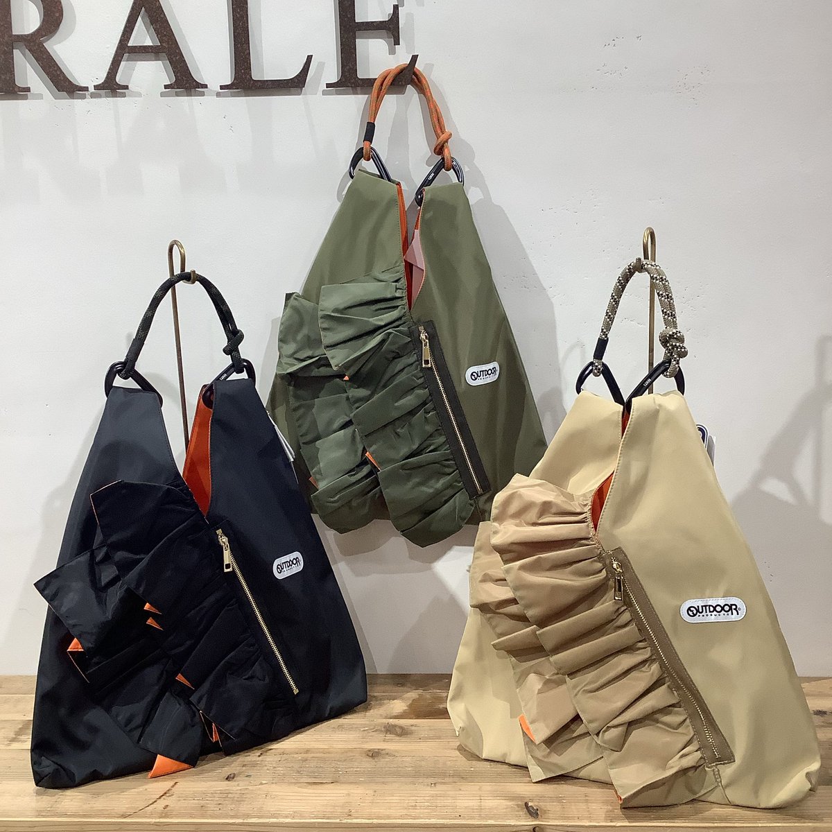 generalekuzuha's tweet photo. 【RISLEY×OUTDOOR(リズレイ×アウトドア)】
人気のコラボアイテム♡
ミリタリーのカッコ良さと可愛いがドッキング！フリルが目を惹くトートバッグです。
内側はA4サイズや長財布、
ペットボトルが収まるサイズ感。
↓通販はこちら
https://t.co/QuLw9ebX1X https://t.co/WklPfFo8Jm
