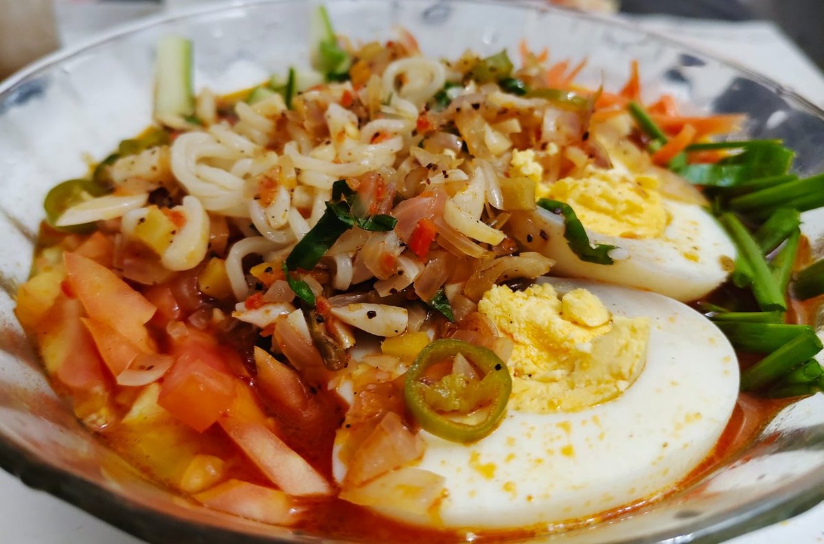 poetic_mystrie's tweet image. Feeling grate-full for this steaming bowl of ramen. #cookingTime 🍜