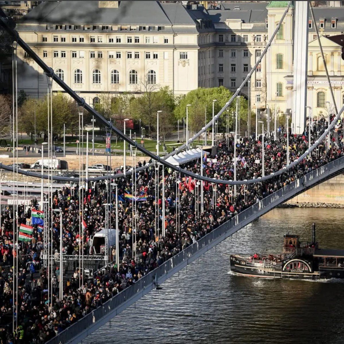 💪Breathtaking to see thousands of Hungarians protesting, blocking 4 strategic bridges of Budapest every Tuesday to draw attention: the government is trying to illegally restrict freedom of assembly. 🏳️‍🌈We’ve never seen so many groups protesting for pride all over Hungary!