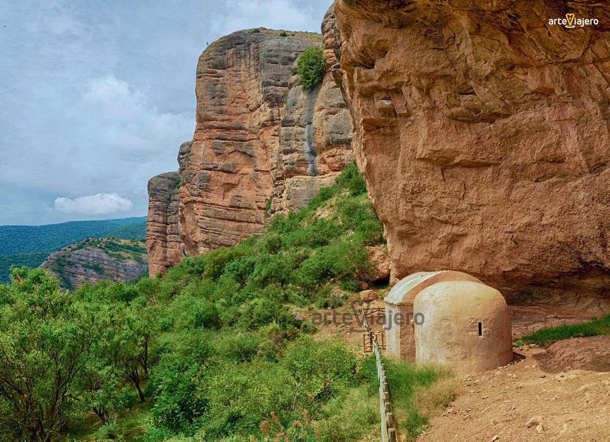Hoy os presento uno de los ejemplos más antiguos y singulares del arte románico de #LaRioja. Se trata de la Ermita de San Esteban de Viguera, en cuyo interior custodia unas pinturas inspiradas en los códices emilianense y albeldense
#FelizMiercoles #photography