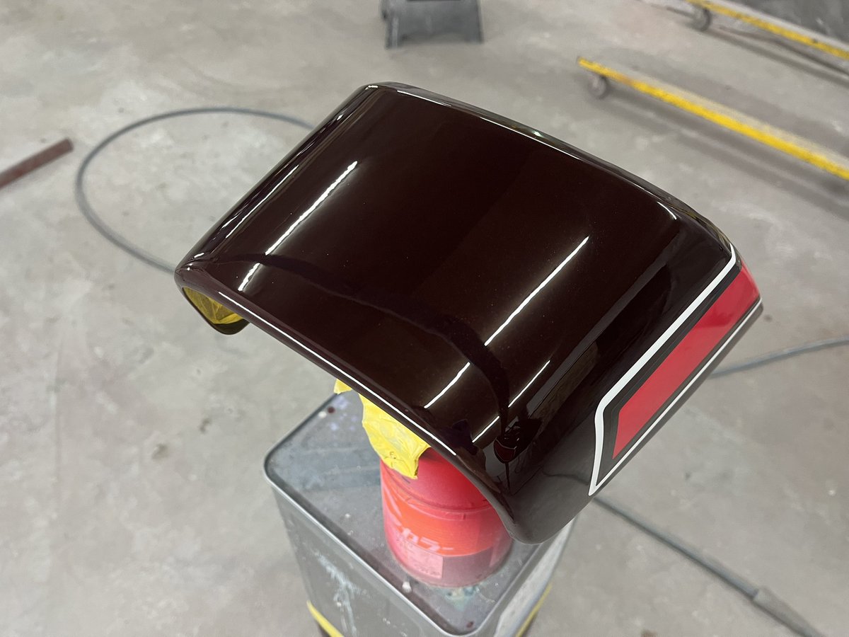 Retttsu's tweet photo. なんやかんや剥離から板金から、手間がかかりまして本日最終のクリヤー完了。
お客様の要望は『深み』
クリヤー重ねること5回でフィニッシュ。
このあと鏡面に磨いて納品ですが塗装の段階で限界まで鏡面に。
ウチで塗らせていただいた物にはお客様のご要望でロゴ入れしています。 https://t.co/18lAtB9RMy