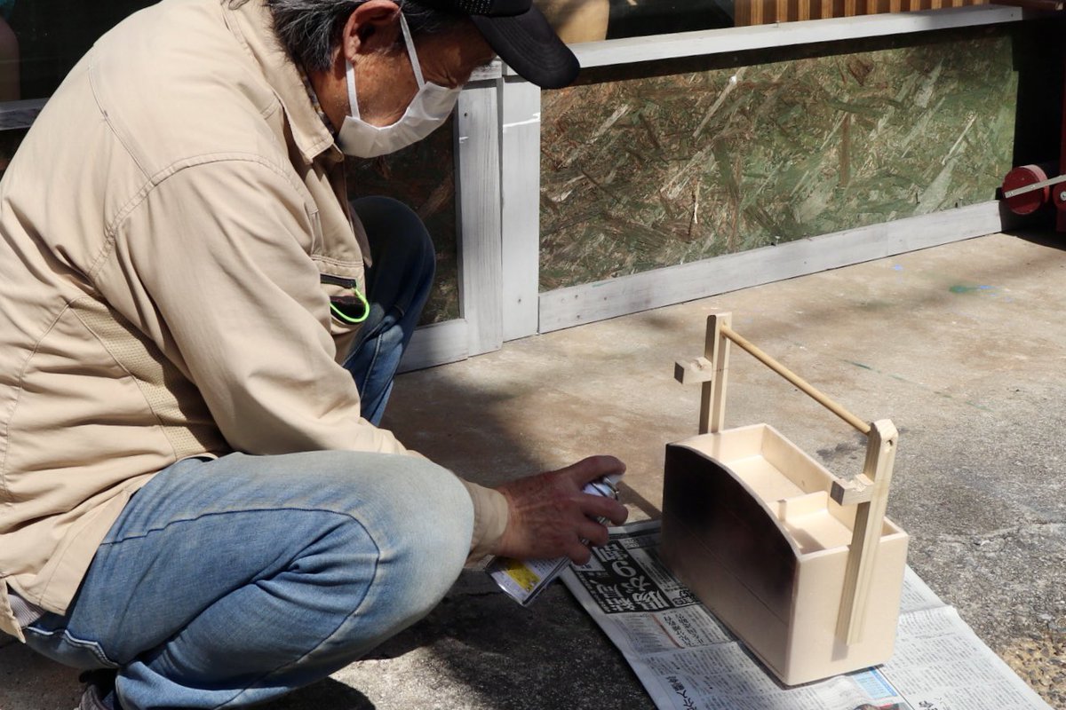 ikiningyo's tweet photo. 【#本日の吉浜】紙貼りと並行して、小道具作りや自然の素材を組み合わせて文様を作る作業を進めています✨💪糊や塗料が乾かないと次の工程に進めないので、天気予報が気がかり💦
#人形小路花まつり
#吉浜細工人形 
#愛知県高浜市
#等身大人形
#菊人形 https://t.co/RLXDgh1MUA
