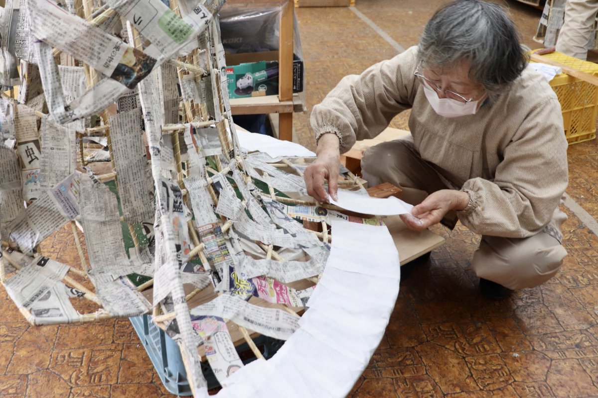 ikiningyo's tweet photo. 【#本日の吉浜】紙貼りと並行して、小道具作りや自然の素材を組み合わせて文様を作る作業を進めています✨💪糊や塗料が乾かないと次の工程に進めないので、天気予報が気がかり💦
#人形小路花まつり
#吉浜細工人形 
#愛知県高浜市
#等身大人形
#菊人形 https://t.co/RLXDgh1MUA