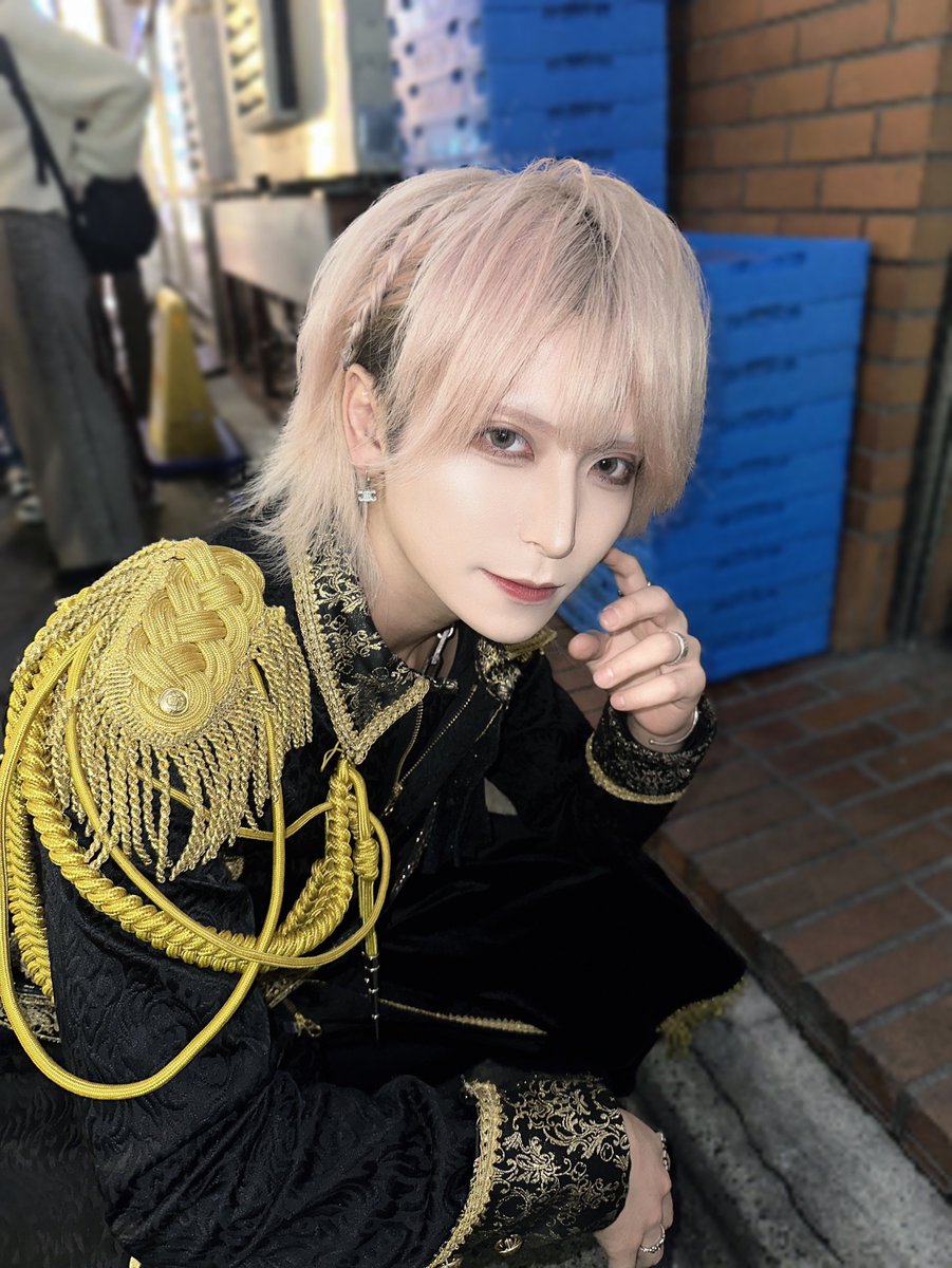 j1n__v's tweet photo. 衣装で外撮り新鮮

#メンズコンカフェ　#メンコン　#ホスト　#メン地下　#いいねした人全員フォローする https://t.co/fv5eG0A1Da