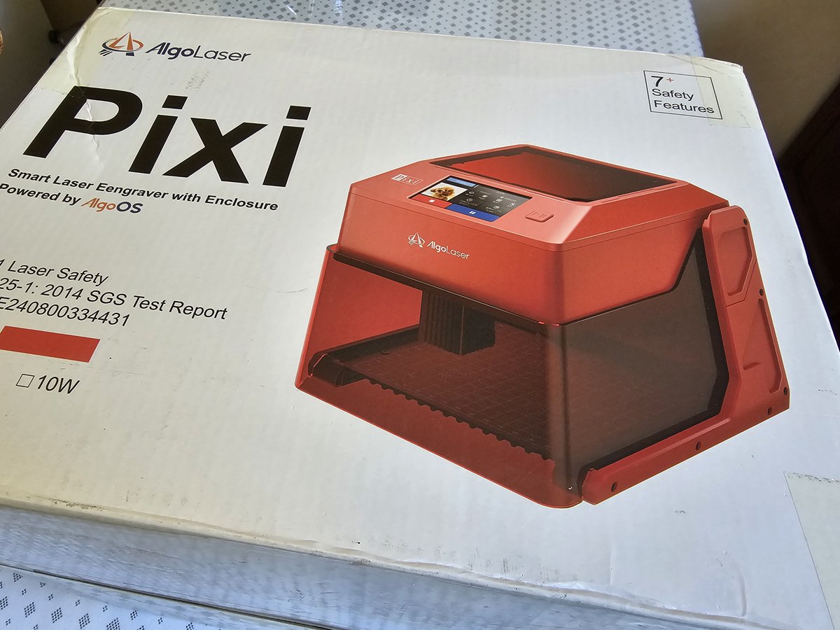 framboise314's tweet photo. Reçu de @Algo_Laser #AlgoLaser ce petit #Laser #PIXI avec la dernière version d' #AlgoOS que je vais tester ce week-end. Je vous en dis plus tout bientôt. J'ai reçu également le rotary et un tas de gadgets à graver ! 😍 https://t.co/e8mqA2pyLI