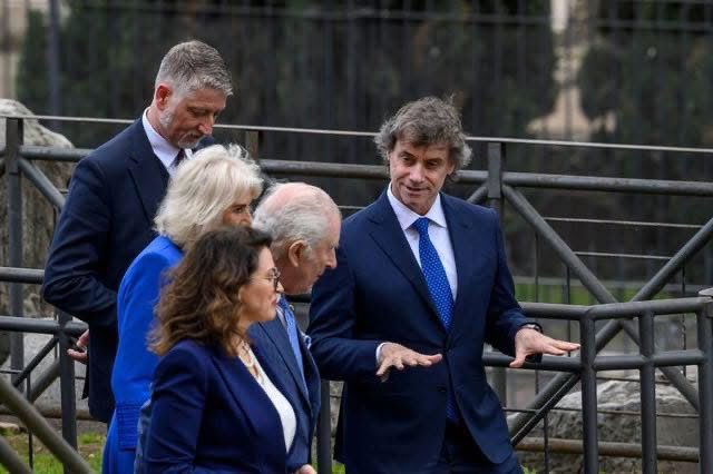 Il Ministro della cultura è intento a spiegare ai reali d’Inghilterra la storia dei cellulari