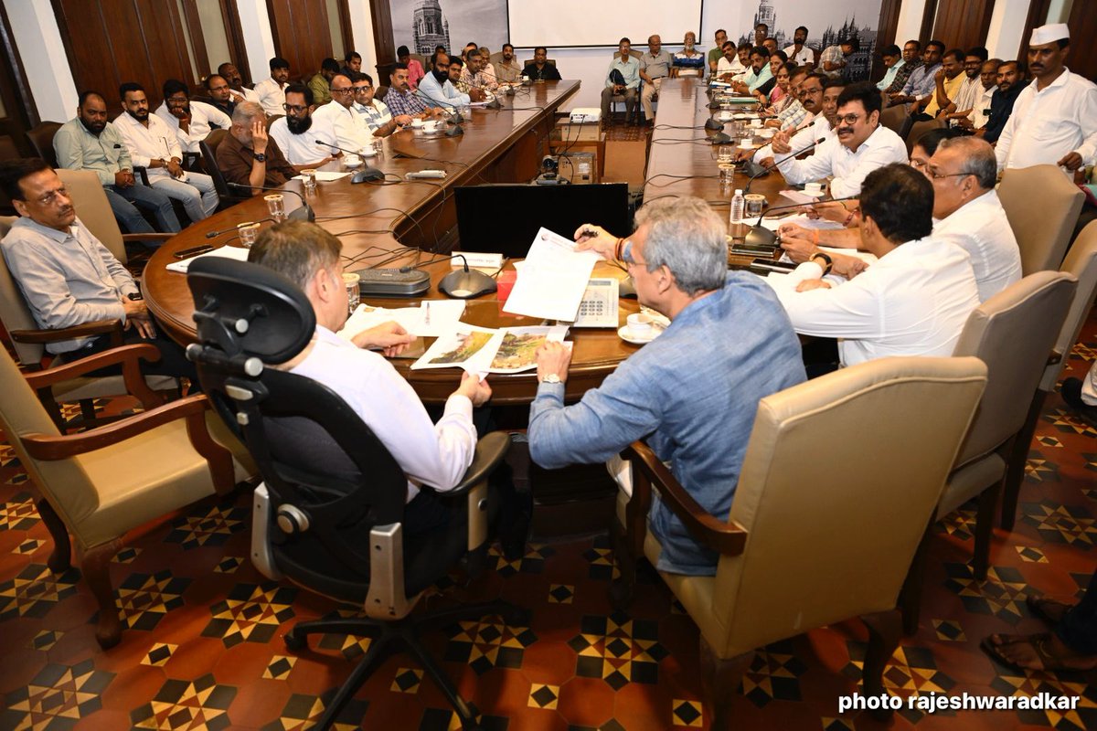 ianildesai's tweet photo. दक्षिण मध्य मुंबईच्या समस्यांवर तोडगा — महापालिका आयुक्तांसमवेत महत्त्वपूर्ण बैठक 

दक्षिण मध्य मुंबई लोकसभा मतदारसंघातील नागरी समस्या, पायाभूत सुविधा आणि प्रलंबित कामांबाबत महापालिका आयुक्तांसोबत सविस्तर चर्चा झाली.

बैठकीस शिवसेना उपनेते व माजी महापौर श्री. मिलिंद वैद्य, आमदार व विभागप्रमुख श्री. महेश सावंत, विभागप्रमुख श्री. प्रमोद शिंदे, माजी महापौर सौ. श्रद्धा जाधव, तसेच माजी नगरसेवक श्री. श्रीकांत शेट्ये यांची उपस्थिती लाभली.

नागरिकांच्या अडचणींवर ठोस उपायांसाठी ठाम पावले — विकासाच्या दिशेने मजबूत वाटचाल!

#ShivsenaUBT #Mumbai #localissues #SouthCentralMumbai #BMC #AnilDesaiForDevelopment #AnilDesai