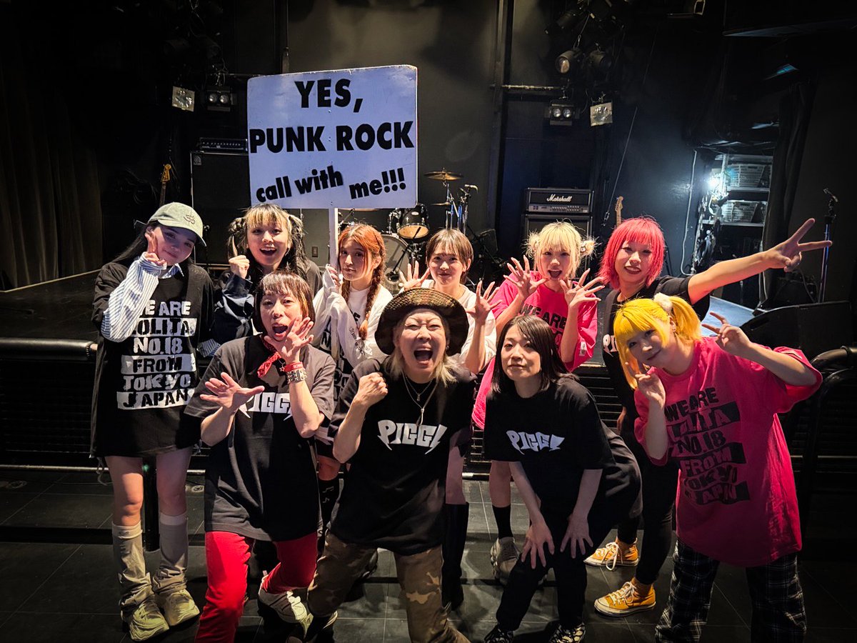 heko_maetera's tweet photo. 夜らもーん
なるほどロリータ18号か良いな。
最後に観たのは20年くらい前だぞ🤔
#Ramones のPINHEADの #GABBAGABBAHEY 看板だね。
#HeyHo!! もラモーンズだったし。
#PIGGS がいよいよアイドルでロッキンなパンクガールズになってきたぞ、良いぞ‼︎てか、福岡は明後日からやんワクワク 🤗 https://t.co/MRPkUYYcju