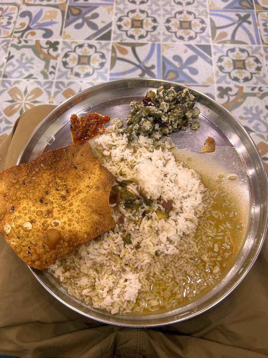 Himalaytrekker's tweet photo. Authentic Konkani cuisine that was served at Kashi Math of GSB Samaj, at Brahma ghat, Kashi ❤️
Daalitoy, Bhende upkari, Sheetha (rice), Lonche (pickle) & Paapodu 😍
Simply wow! 👌
#KashiYatra #Varanasi #KonkaniCuisine #KashiMath #GSBSamaj #theme_pic_India_foodies https://t.co/cFS1CB6M0E