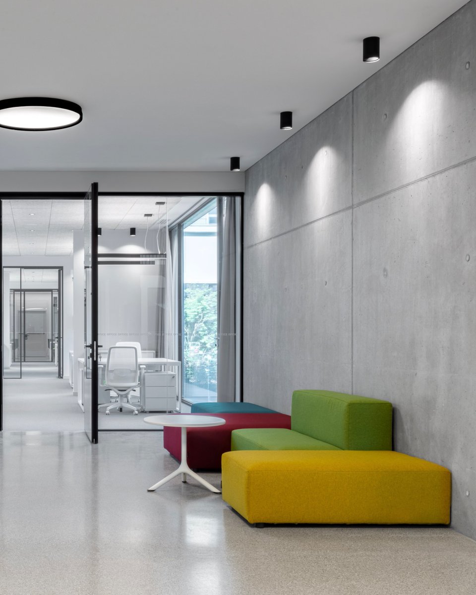 snowsoundusa's tweet photo. Celebrating the versatility of Volumi 💫
Bring color + comfort to any space with the Volumi Acoustic Sofa – whether commercial, hospitality, education, healthcare, or anywhere lounging takes place.
#snowsound #acousticdesign #softseating #designwithcolor #interiordesign https://t.co/Qf0YkNdMS8