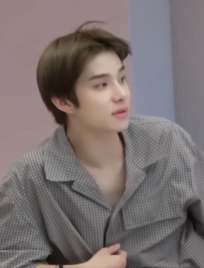 엉망진창 머리로 얼굴이 더 빛나게됨