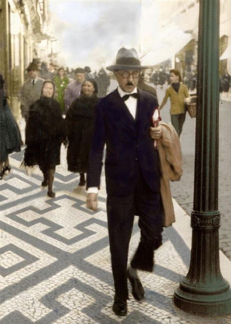 Fparrhesia's tweet photo. "Çaba harcamaya karşı duyduğum tiksinti giderek büyüyor." 

Fernando Pessoa | Huzursuzluğun Kitabı https://t.co/T8asvlBkYI