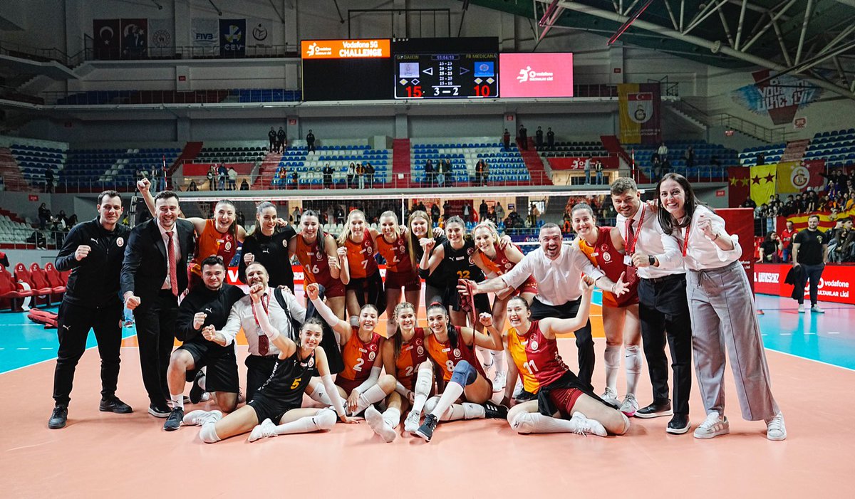 GSVoleybol1905's tweet photo. 🦁 Galibiyet pozumuz! 💪 https://t.co/kqatFF3BkS