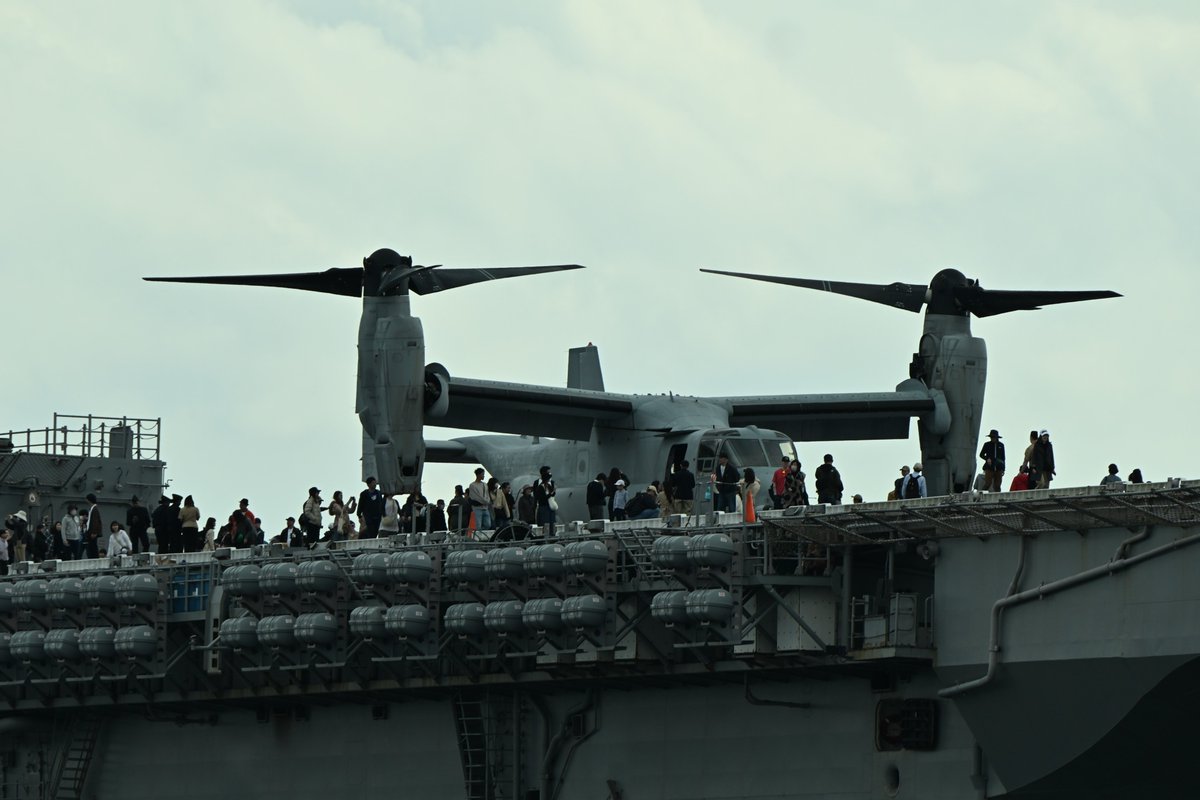 SHARsame1212's tweet photo. 佐世保の地上展示で飛来したオスプレイ
甲板上に駐機されてたこともあり、今回のイベントの注目の的になってました！！
ティルトローター機はやはりロマンの塊

#佐世保フリートフレンドシップデー #佐世保 #CFAS https://t.co/6H8lQjTjSJ