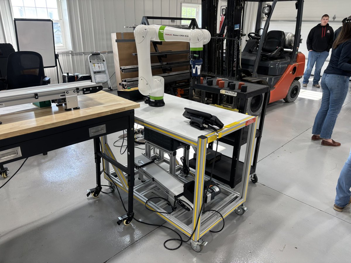 CMill_STEMguy's tweet photo. @school_caldwell spending the day at #AOMC getting a your then completing a PBL with @FANUCAmerica robot this afternoon. @linn_yost @AppSTEMCollab @Caldwell_supt @OSLN https://t.co/1uioxapvEM