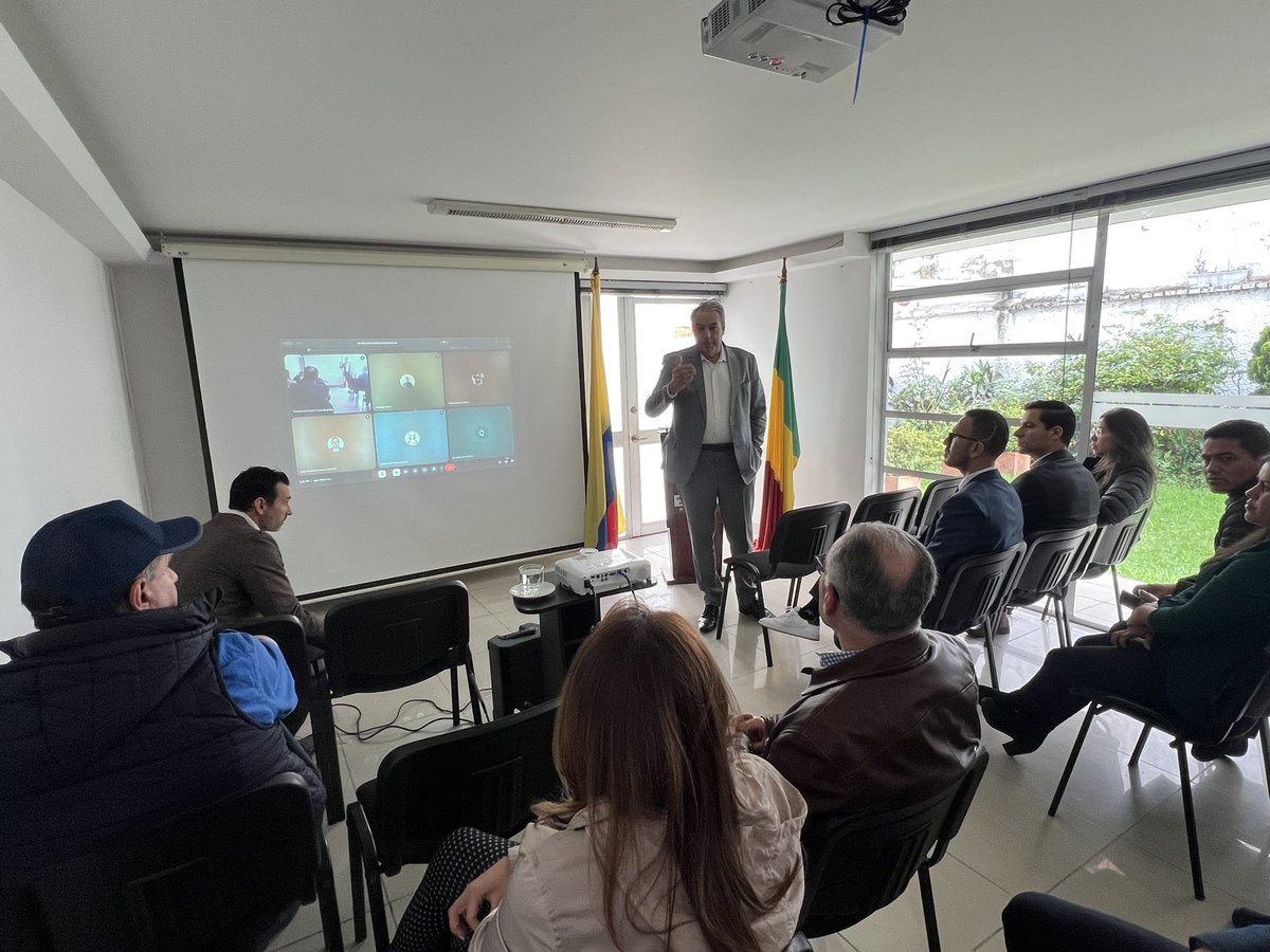 casaquindio's tweet photo. #AbriendoPuertasInternacionales 🌎🤝
El empresario brasileño René Vilela lideró en Bogotá rueda de negocios con empresarios quindianos, impulsando internacionalización gracias a Quindío Zona Franca e Invest in Armenia.

🔗 https://t.co/j9MFgVBPbR

#PoryParalosEmpresarios 🟢🟡🟣 https://t.co/4g1h8R5bGN