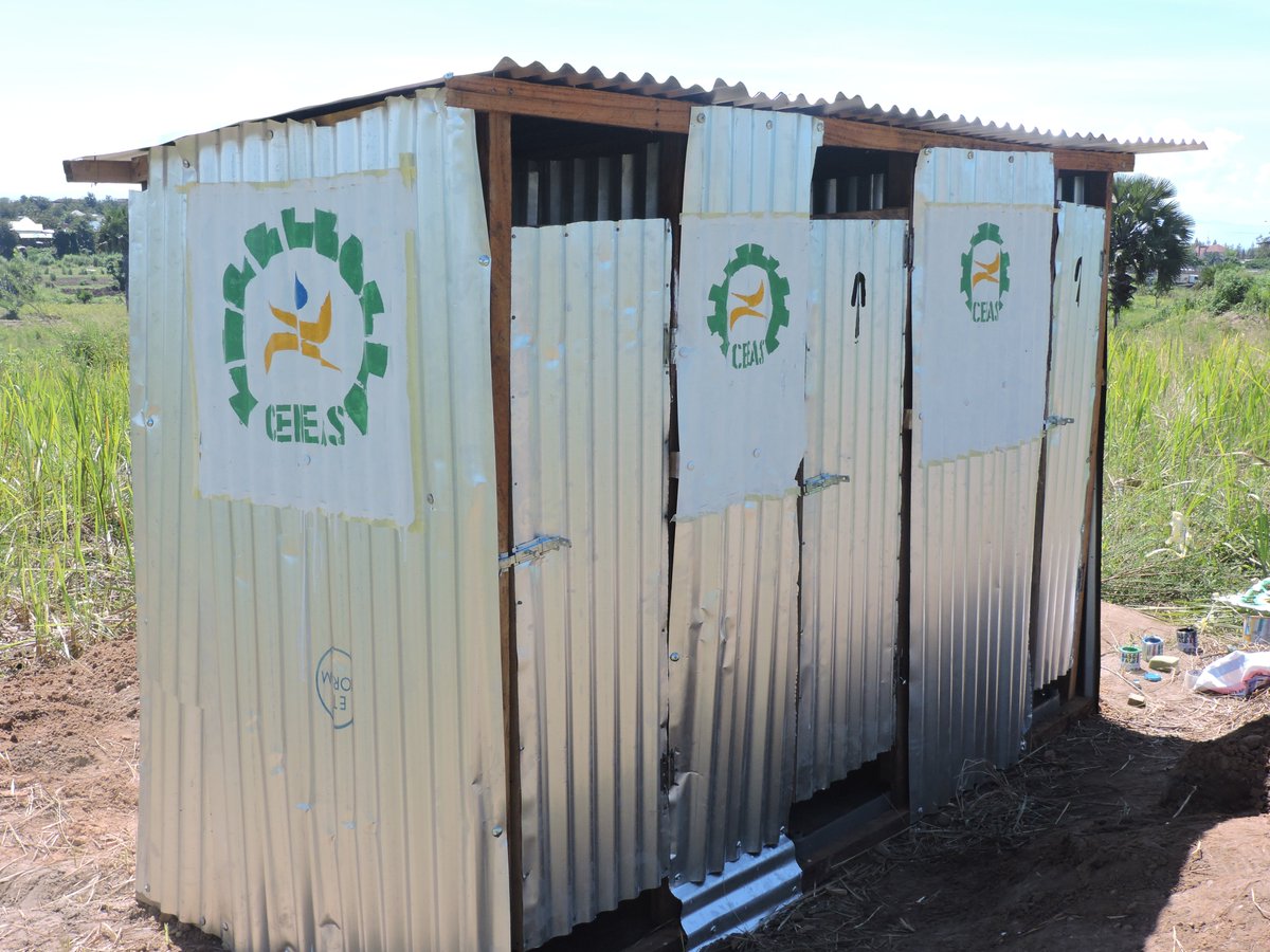 CENEAS_RDC's tweet photo. Province de #Tanganyika
Riposte contre le choléra dans le camp Marin
Dotation  d’un kit d’assainissement (5 bèches, 5 houes, 5 pioches, 5 coupecoupes) ;
Construction de deux blocs de latrines d’urgence, composés de 2 portes de latrines et 1 porte de douche par bloc. https://t.co/owJ4kjFUar