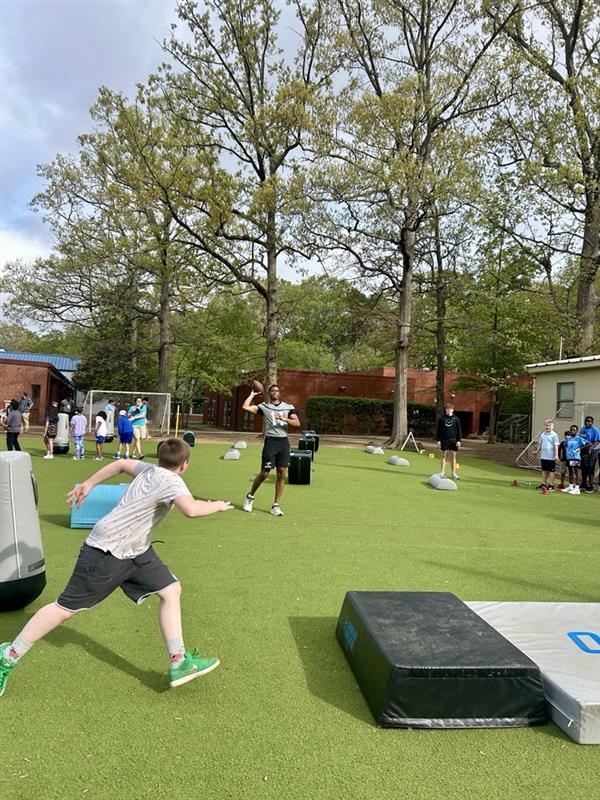 PanthersCR's tweet image. Happy #Play60 Camp season! Thank you to @myersparkfball for leading and encouraging students at Cotswold Elementary last week! 🏈🌟

@CharMeckSchools | @Panthers