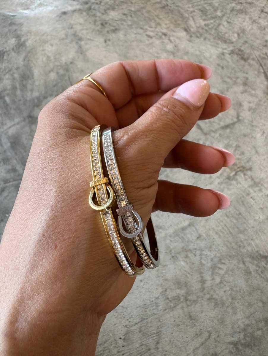 SunshineStylesB's tweet photo. Delicate and trendy,  the perfect addition to your jewelry stack! Opens on one side to snap closed 

Great quality Stainless Steel. Lead and nickel free.

 PRE0RDER yours today!!
ETA early May https://t.co/GpAuMwfC0t