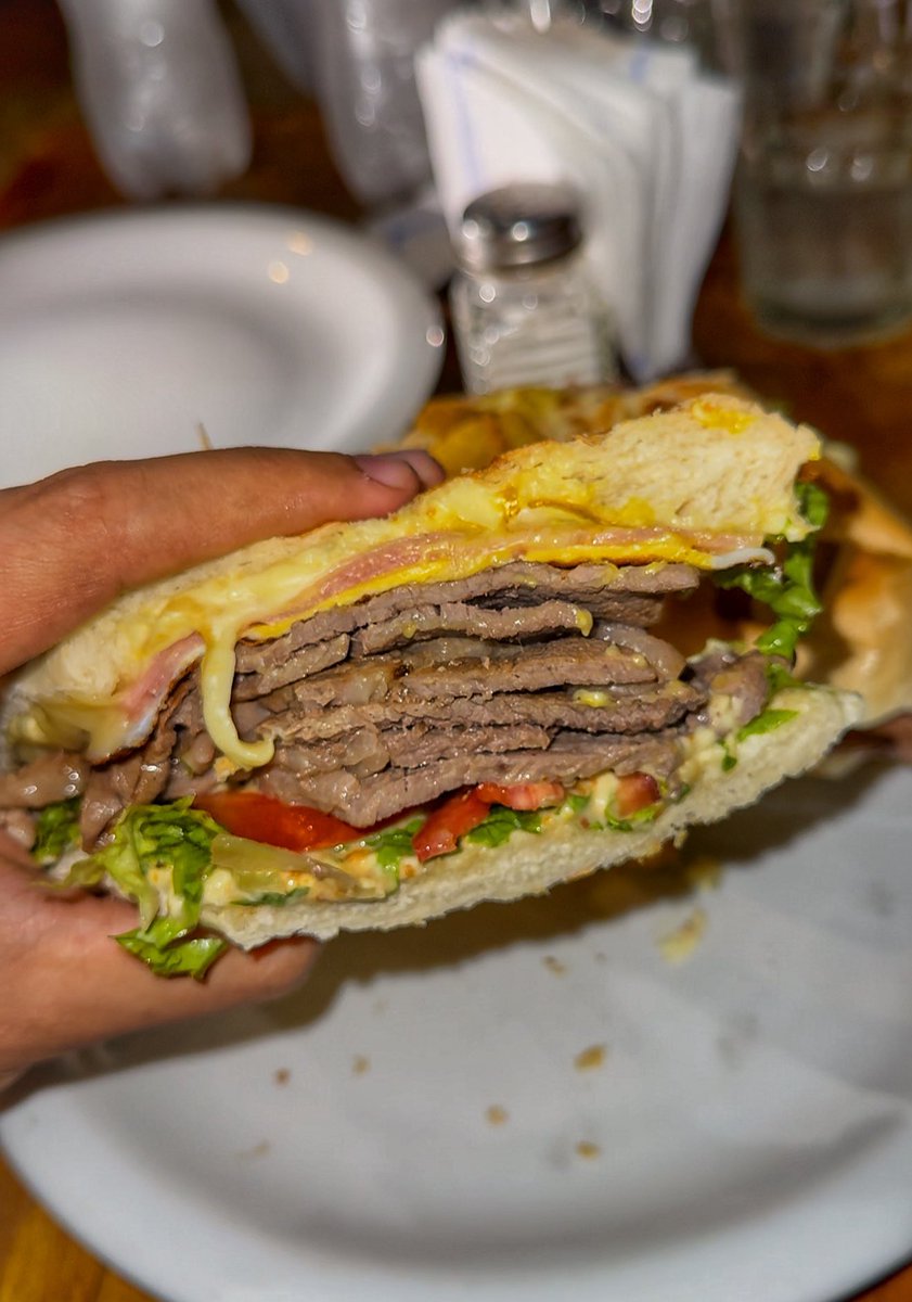 Ayer estuve por Concepción y estoy en condiciones de afirmar que efectivamente tienen los mejores lomitos de Tucumán como ellos lo indican.
Me llamó la atención la diferencia de precios con San Miguel de Tucumán. $13.000 un lomito completo allá vs $9.500 uno completo acá.