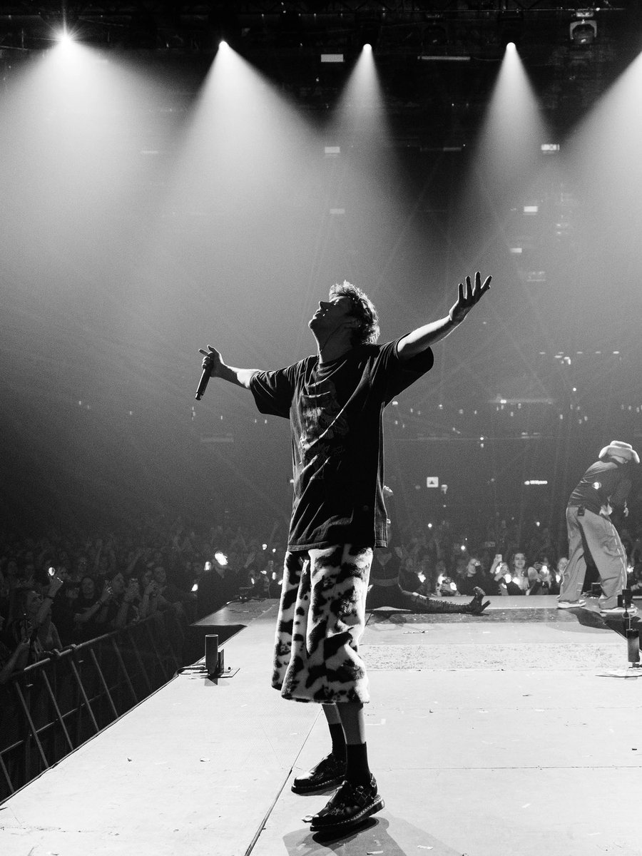 Насколько же это всё его! Музыка, энергия, ритмы, софиты и любовь 🩶