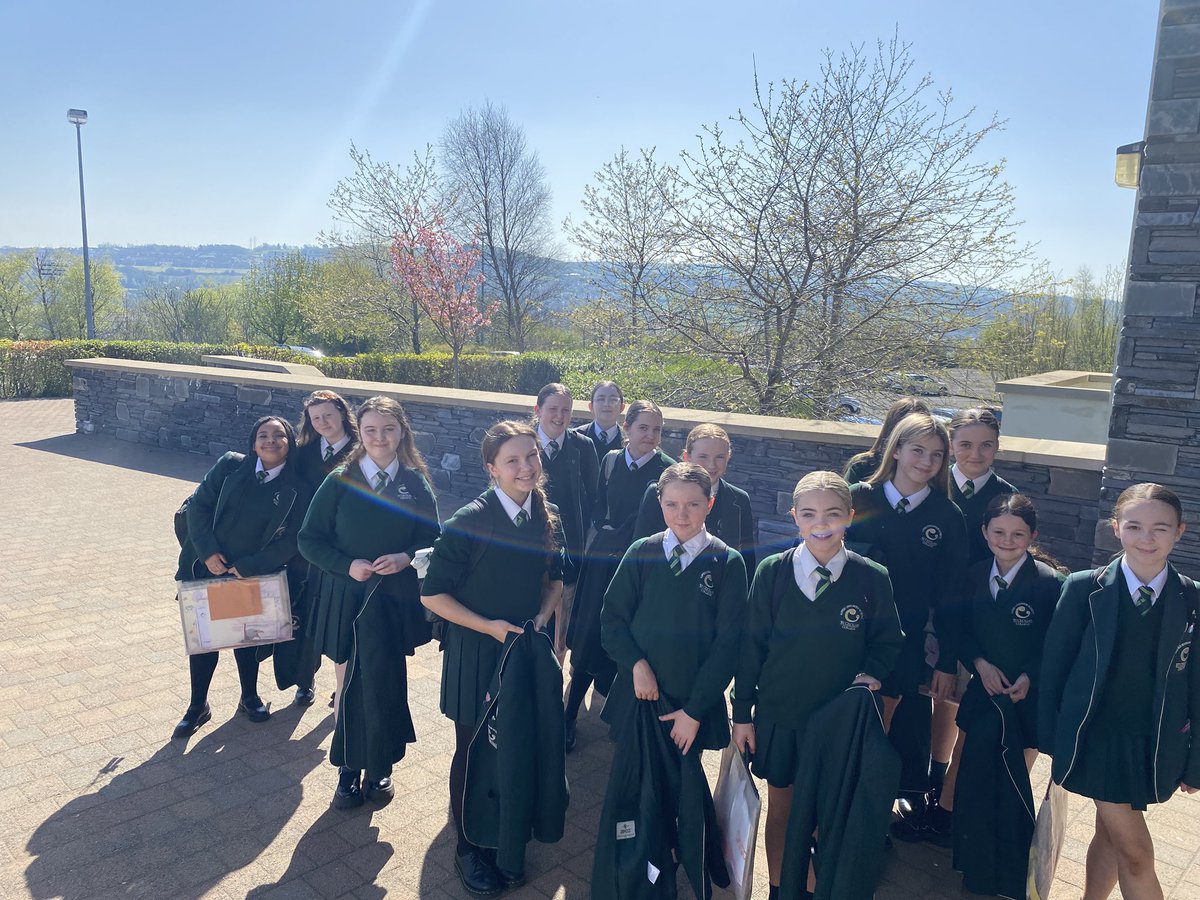 Now that’s a day for outdoor learning! 8 Peace pupils received an in-depth lesson from Ms Rainey on why Ireland is experiencing this beautiful weather. ☀️