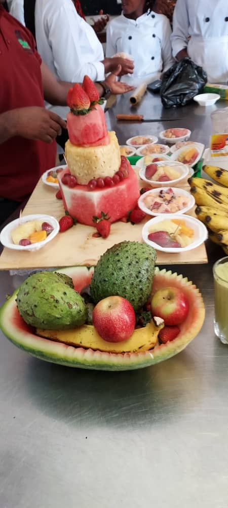 slowfooduganda's tweet photo. Chef Fredrick @SlowFoodUganda Cooks Alliance from Royal Restaurant joined with Catering Students Buganda Royal Istitute, Mengo, in an exciting culinary demonstration showcasing local fruits. #fruitandjuiceparty2025 https://t.co/502JZ1GZ7d