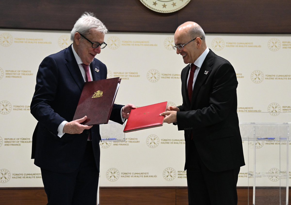 memetsimsek's tweet photo. Şili Dışişleri Bakanı Sayın Alberto van Klaveren ile Türkiye-Şili 2. Dönem Karma Ekonomik Komisyon (KEK) toplantısını gerçekleştirdik.

27 yıl aradan sonra gerçekleşen toplantıda ticaret, savunma, enerji, tarım, kültür gibi birçok alanda iş birliği içeren Protokolü imzaladık. 🇹🇷🇨🇱