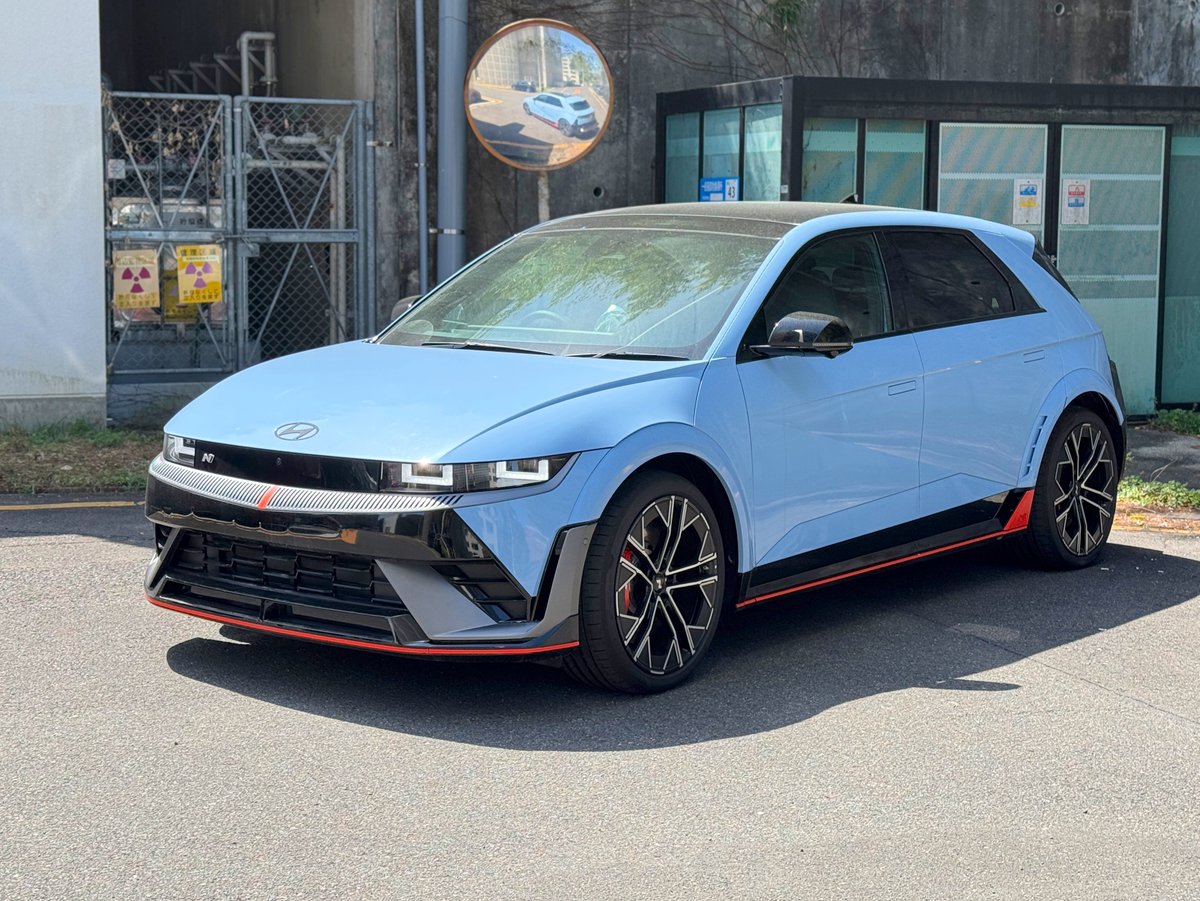 wjm_auto's tweet photo. 先日こちらの車を体験しました。

𝑯𝒚𝒖𝒏𝒅𝒂𝒊 𝑰𝑶𝑵𝑰𝑸 𝟓 𝑵

650馬力/750Nm
0-100km/h 3.4s

私有地を走行したのみですが、NGBモードは恐ろしいほどの加速･･･
硬めの足回りではあるものの不快感ナシ。かなりの剛性感。内装の質感や作りもGOOD👌
これは良いクルマ！ https://t.co/8YIKKKaB9X